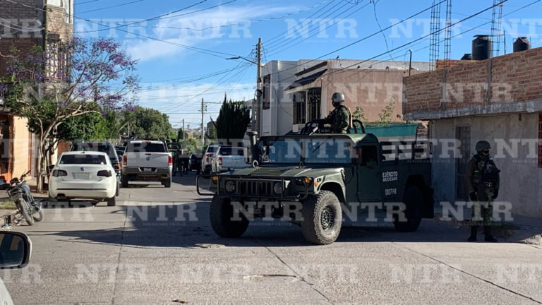 Privan de la libertad a dos policías; los liberan más tarde