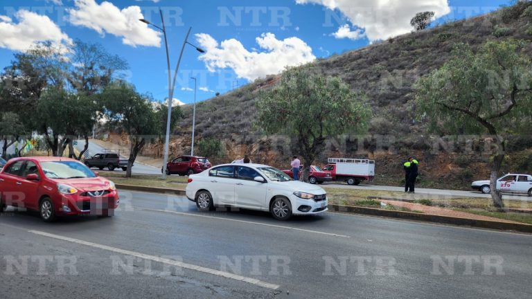Chocan en bulevar por manejar a exceso de velocidad