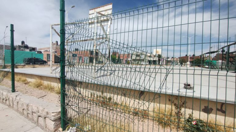 Afecta el vandalismo a cancha en Los Balcones