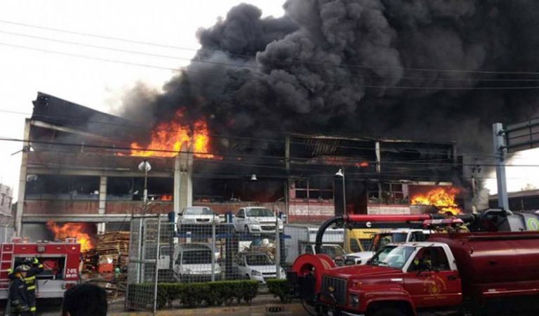 Bomberos laboran para apagar incendio en una fábrica en Tenayuca