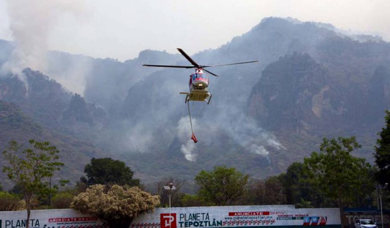 Combaten por aire incendio en Tepoztlán