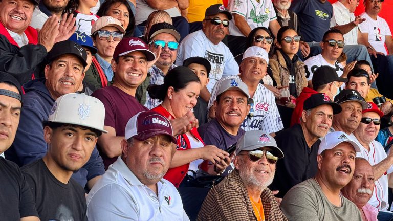 Disfrutan partido de exhibición entre Rieleros y Bravos