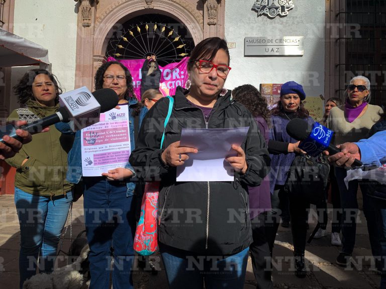 Exigen destitución de docente por presunto acoso