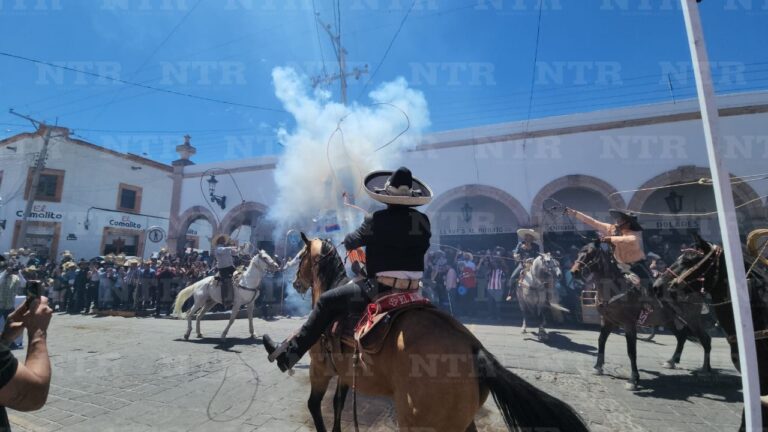 Realizan cabalgata y Quema de Judas