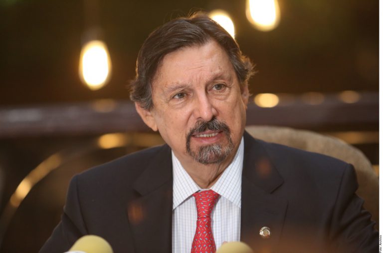 Ordenan a Napo aclarar renuncia a nacionalidad