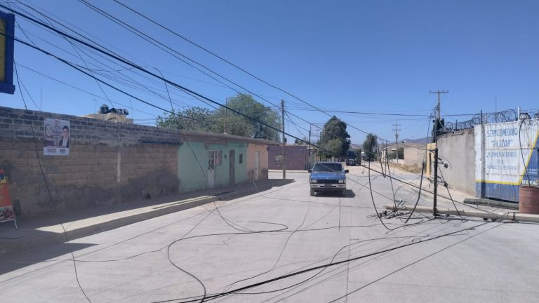 Se caen postes por fuertes ráfagas de viento