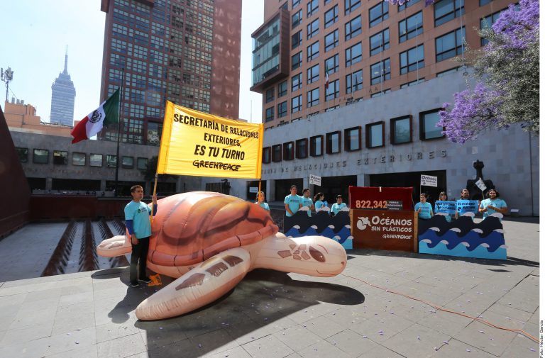 Protestan en SRE contra contaminantes plásticos en océanos