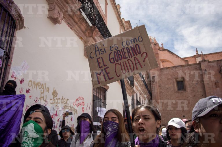 Realizan feministas concentración para exigir renuncias de funcionarios