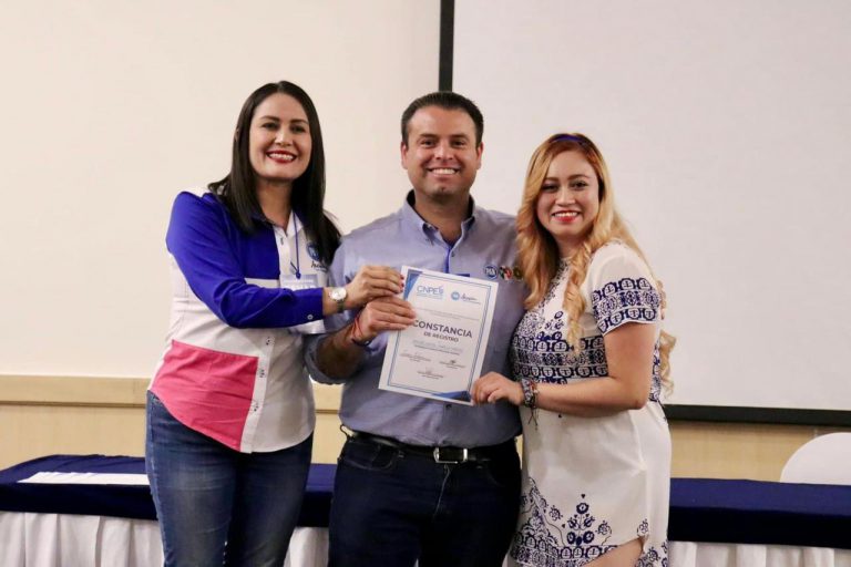 Recibe Miguel Varela constancia de registro