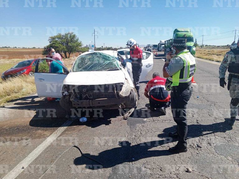 Registran dos lesionados en volcadura sobre carretera federal 49