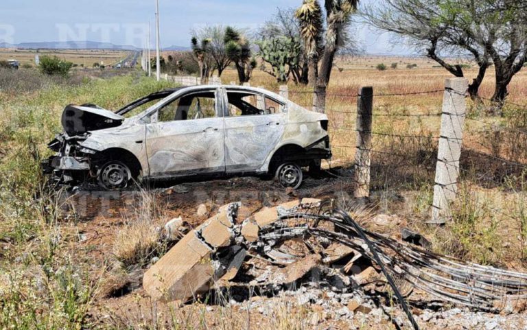 Se incendia auto tras accidente; el conductor está herido