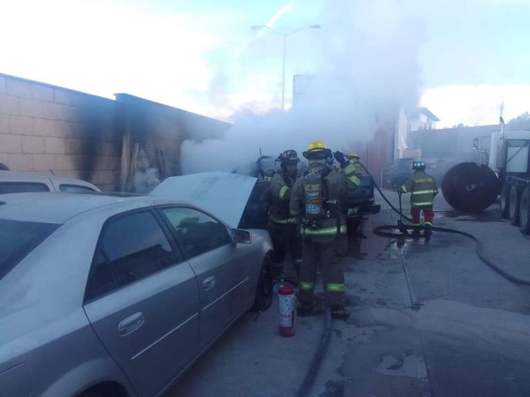 Se incendia vehículo en un taller mecánico