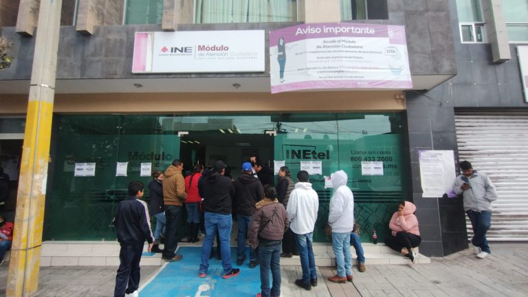 Se quedan 839 personas sin INE