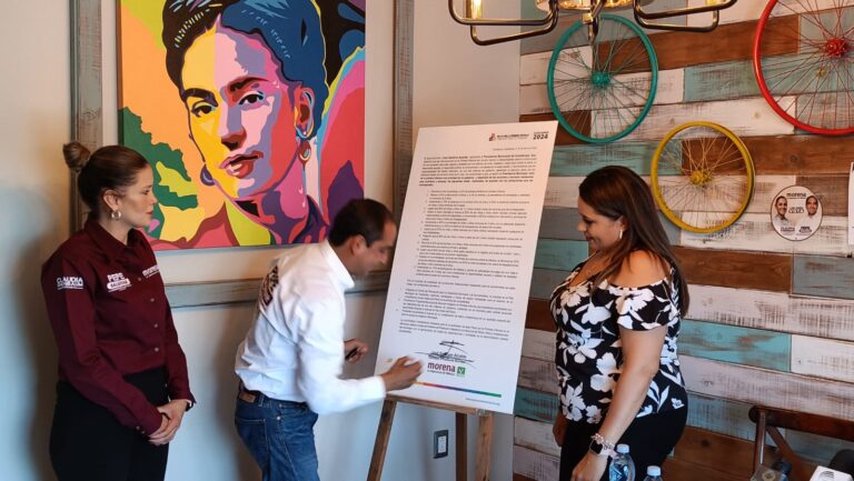 Firma Pepe Saldívar pacto por la primera infancia
