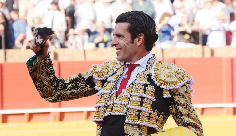 Emilio de Justo corta una oreja