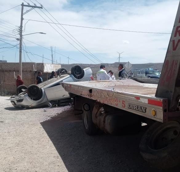 Pierde el control y vuelca en El Orito
