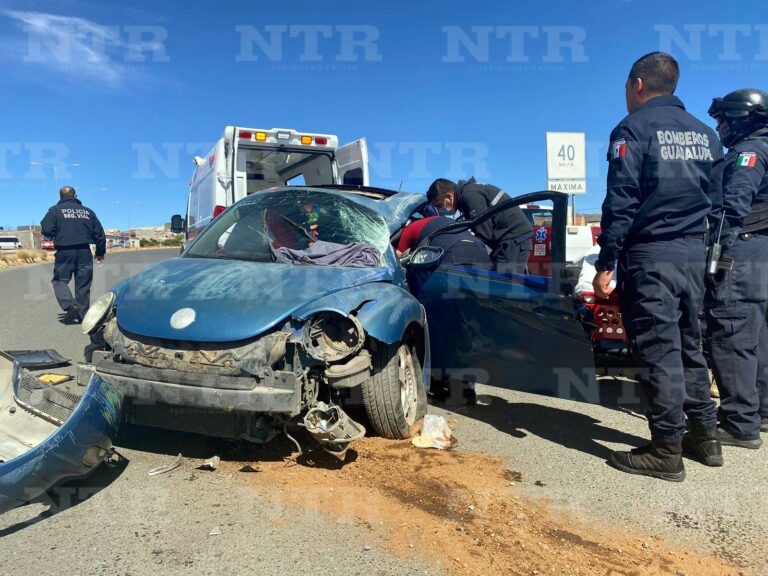 Queda prensada tras fuerte volcadura