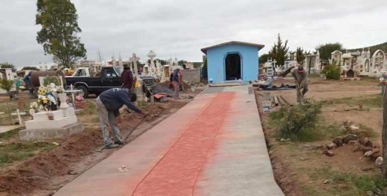 Club migrante colabora en panteón de Río Grande