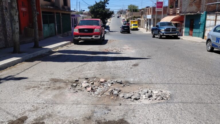 Cubren baches vía de la Plutarco Elías Calles