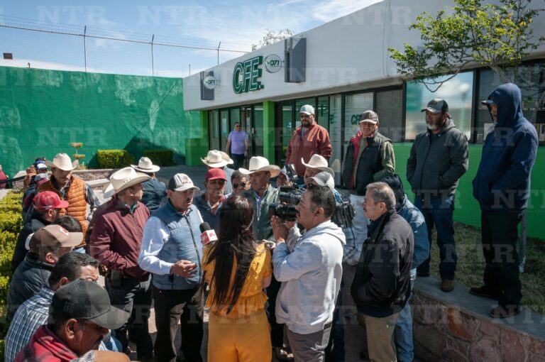 Protestan agricultores en CFE; exigen subsidio