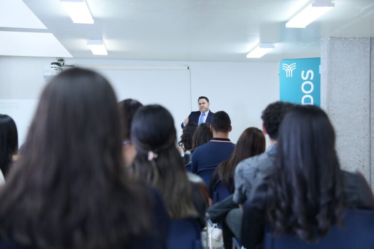Imparte juez charla sobre abogacía a estudiantes