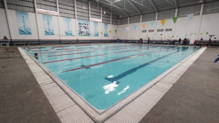 Invitan a inscribirse a clases de natación