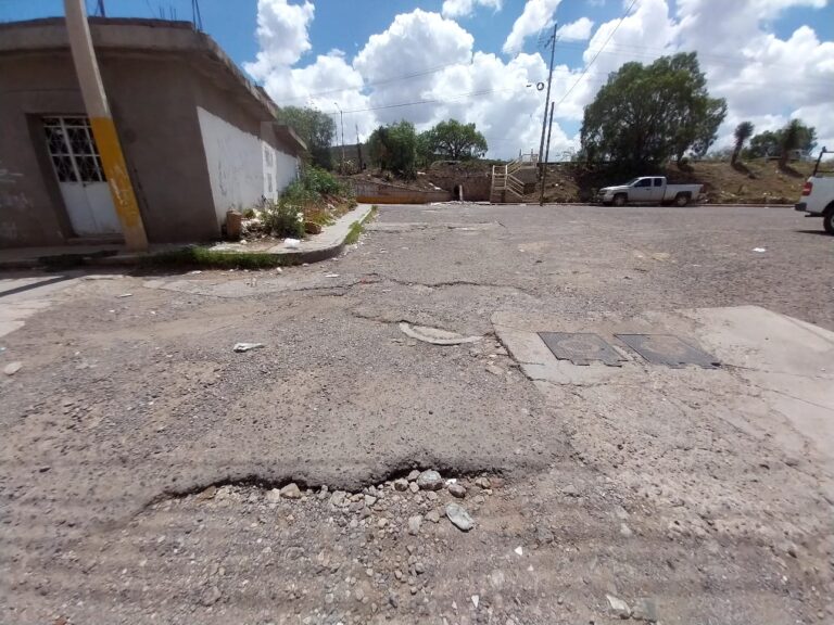 Lamentan vecinos el olvido de la Esparza