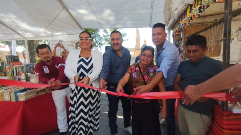 Instalan Feria del Libro en Jardín de la Madre