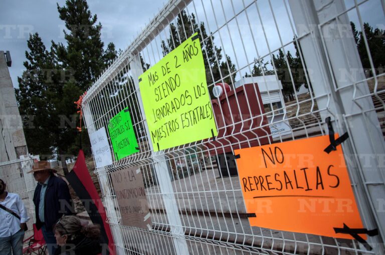 Toman profes de prepas Ciudad Administrativa