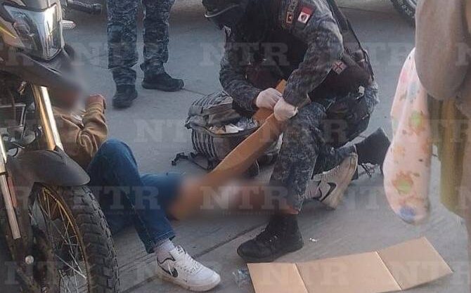Sufre motociclista lesión en una pierna tras choque
