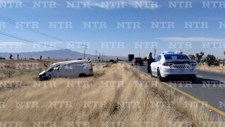 Repartidor sufre accidente al esquivar baches de carretera federal 45