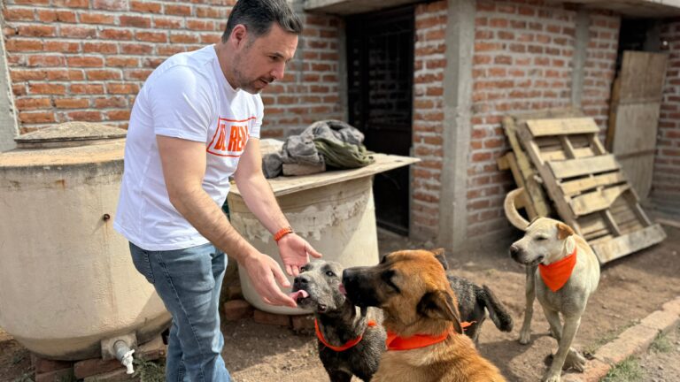 Se compromete Juan del Real con los animales