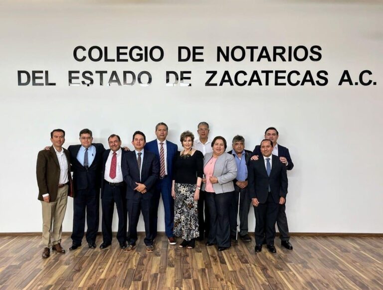 Se reúne magistrado con colegio de notarios