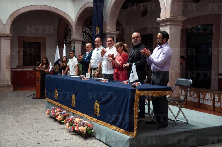 Entregan equipos de cómputo a la UAZ