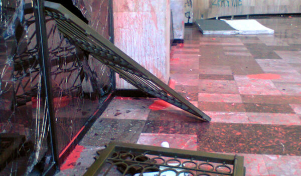 Vandaliza CNTE Congreso en Chiapas