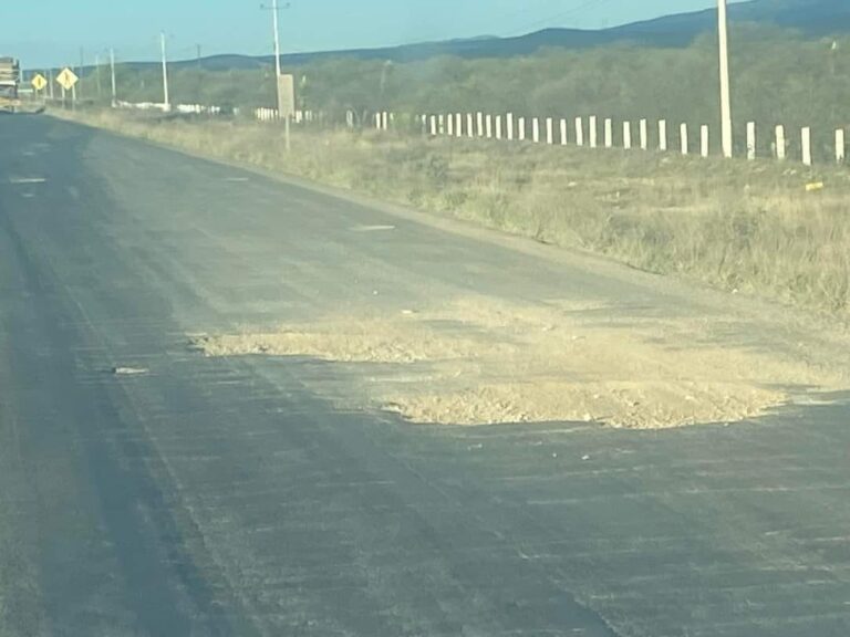 Varados, por baches en la 54