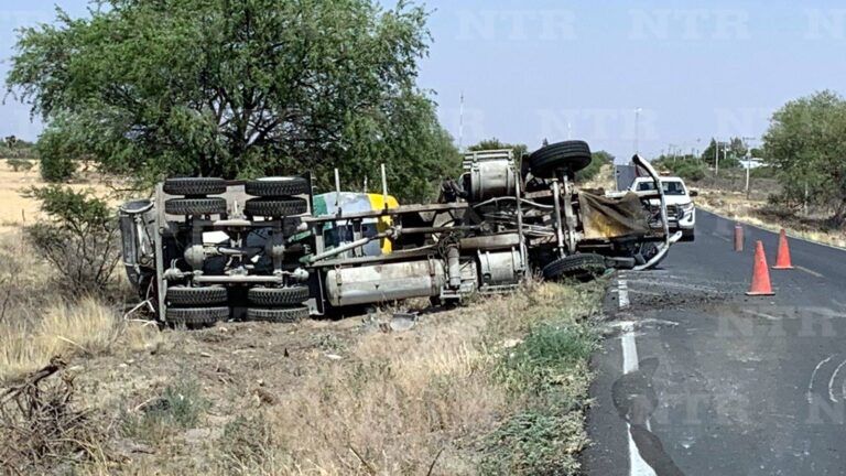 Vuelca camión en carretera; transportaba concreto