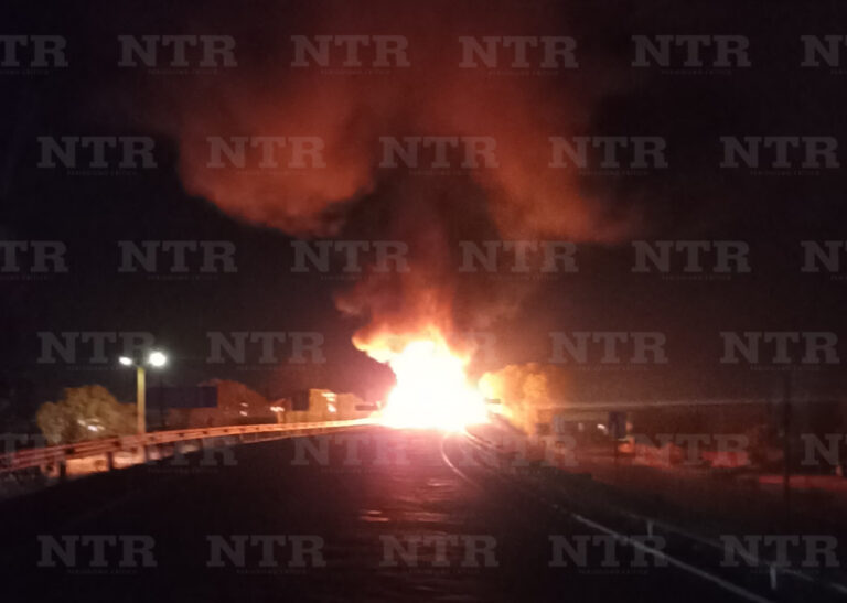 Se incendia tráiler por cortocircuito