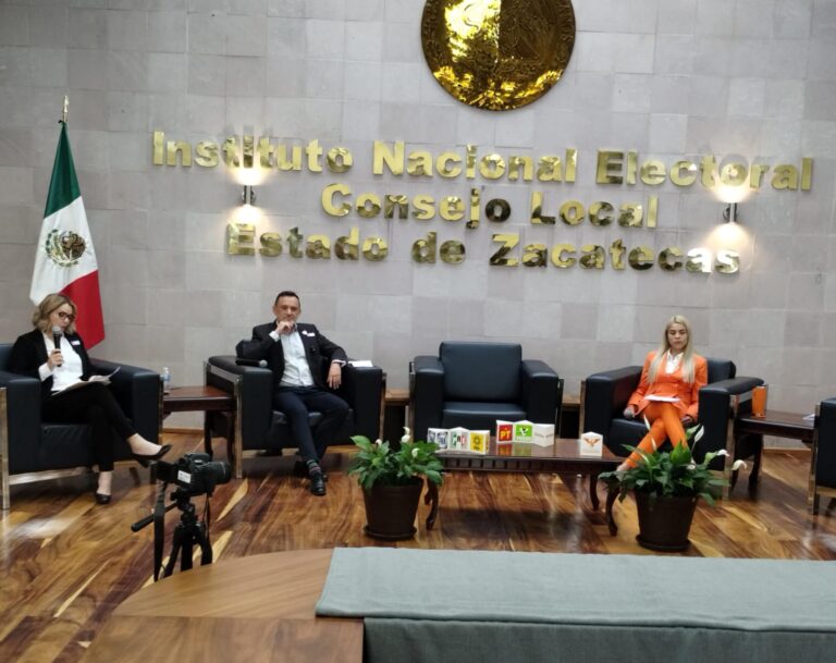 Debaten dos candidatos en el INE