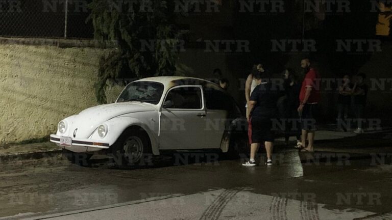 Registran incendio a vehículo por cortocircuito