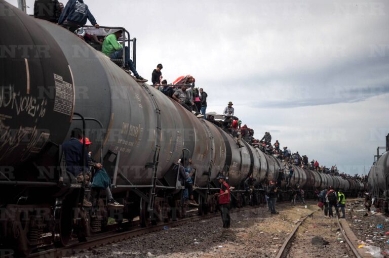 Mueren migrante y su hijo tras caer del tren