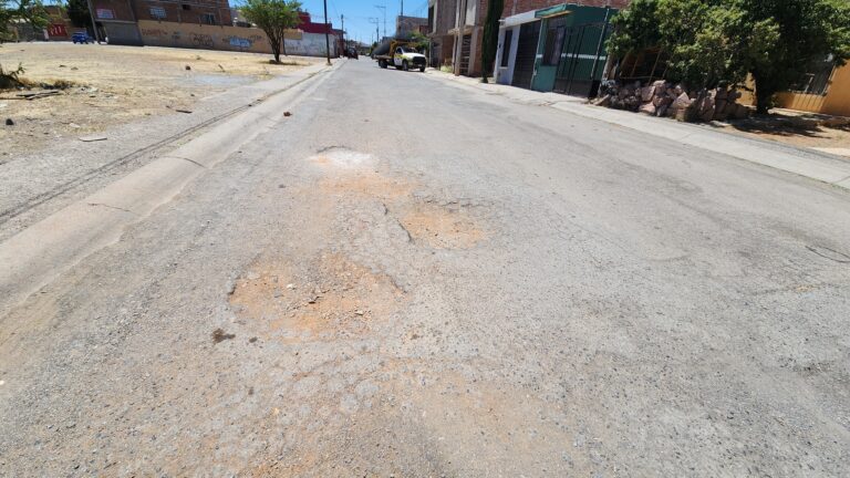 En Villas de Guadalupe, más baches que pavimento