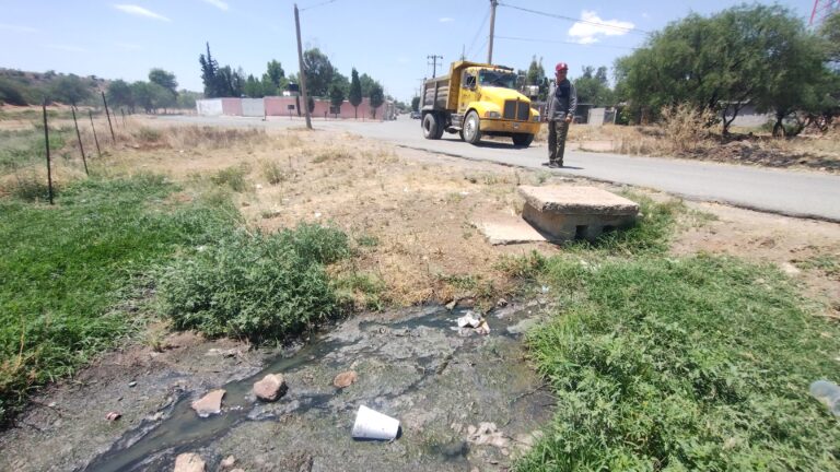 Brotan aguas negras en las calles de Beleña