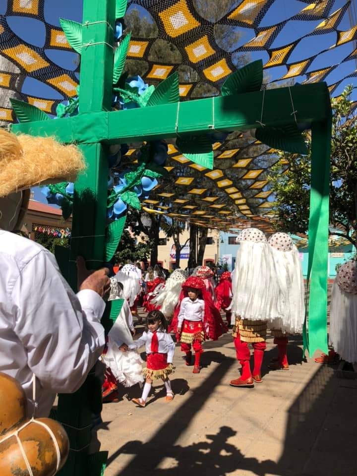Festejan a la Santa Cruz con Danza La Ceja