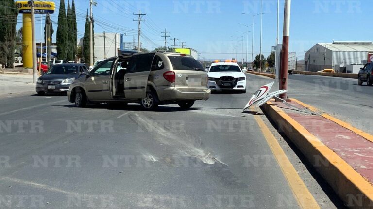 Choca contra camellón central y lo trasladan al hospital