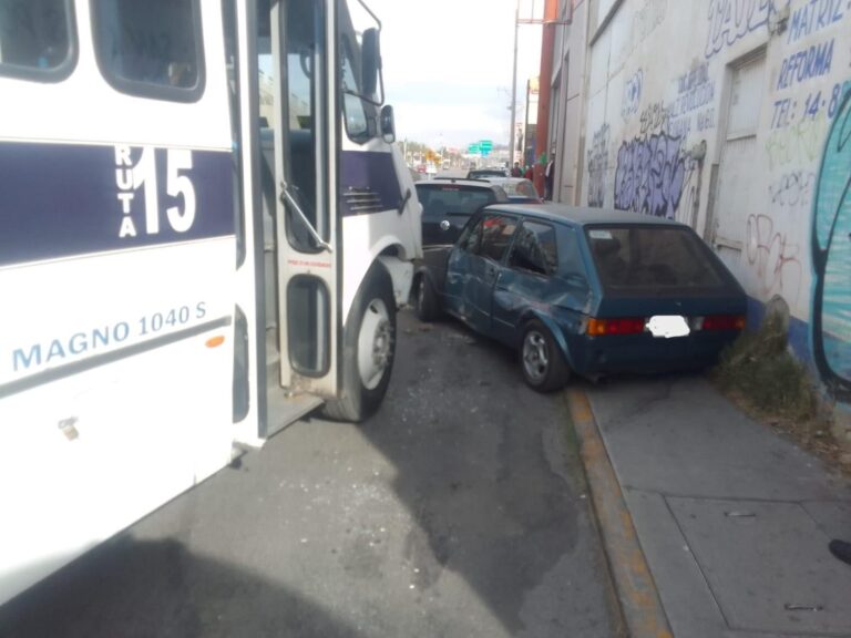 Chofer sufre convulsión y se estampa contra cinco vehículos
