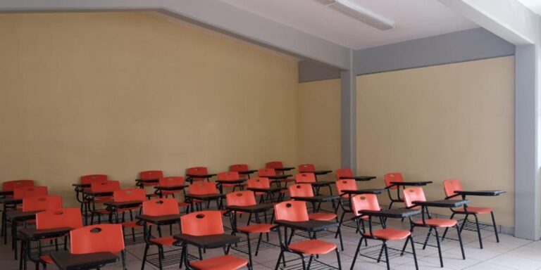 Complicado, implementar clases a distancia por tercera ola de calor