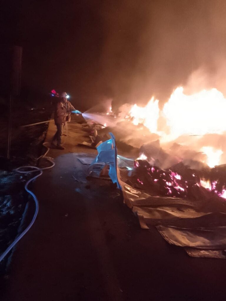 Chocan quinta ruedas, se incendian y muere un conductor