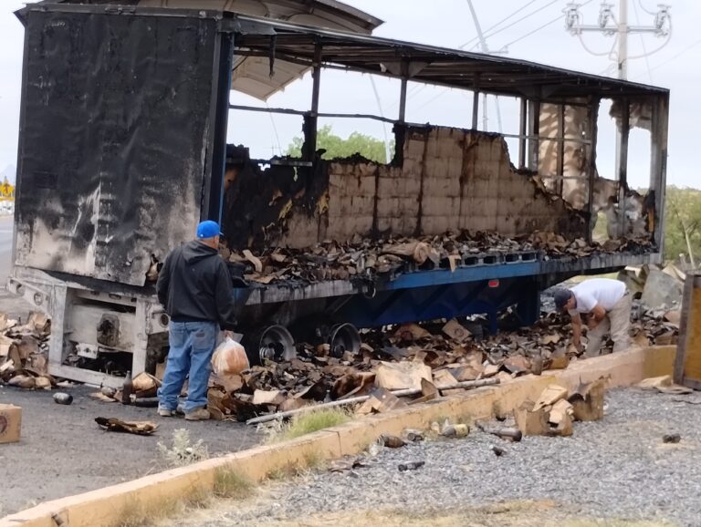 Dejan 9 cuerpos; siguen bloqueos