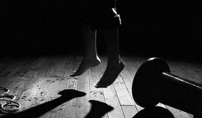 Estudian conducta suicida adolescente
